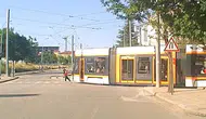 Eskişehir trafiğinde tramvaya tutunarak paten kaydılar