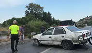 Söke yolunda otomobil toprak yığınına çarptı