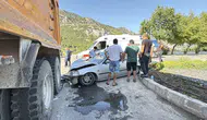 Menteşe'de otomobil kamyona çarptı 22 yaşındaki sürücü yaralı