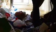 Bursa'da çöp evde mahsur kalan yaşlı adam yardım istedi