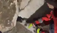 Yatağan parkında duvar arasına sıkışan kedi kurtarıldı