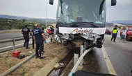 Aydın Denizli otoyolunda yolcu otobüsü bariyerlere çarptı
