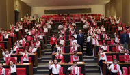 Ümraniye'de öğrencilere söz verilen tabletler teslim edildi