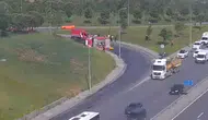 Bağcılar'da yol ortasında devrilen itfaiye aracı trafiği kilitledi