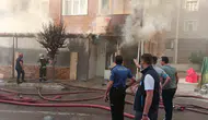 Karamürsel’de dükkanı saran alevleri iş makinesi durdurdu