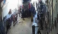 Sanayi sitesinde korku dolu anlar Tırın altında kalan iki kişi kurtarıldı