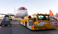 Amsterdam havalimanında uçaklar artık motor çalıştırmadan piste ilerleyecek