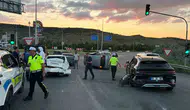 Kayseri'de trafik ışıklarında zincirleme kaza 4 kişi hastanelik oldu