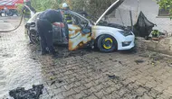 Antalya'da hareket halindeki otomobil alevlere teslim oldu