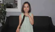 9 yaşındaki Eylül saçlarını kanser hastalarına hediye etti