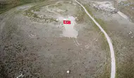 Eskişehirli gençler tarihi tepeye dev Türk bayrağı işledi