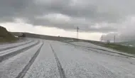 Ilgar Dağı geçidinde yaz ortasında kış manzarası