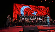 Hayko Cepkin dev orduyla aynı sahneyi paylaştı