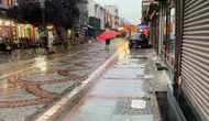 Edirne sokaklarında dev şemsiyeli yağmur molası