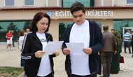 Sivaslı anne ve oğlu aynı okulda sınava ter döktü