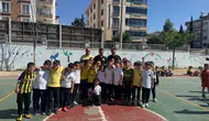 Gaziantep Emniyet Müdürü okul bahçesinde öğrencilerle top koşturdu