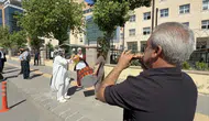 Boşanma kararını adliye önünde davul zurnayla kutladı