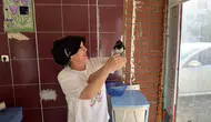 Turhallı esnafın dükkanda beslediği saksağan dükkanın maskotu oldu