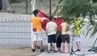 Bartın'da rüzgarın yere düşürdüğü bayrağı çocuklar kurtardı