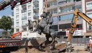 İncirliova’da meydan düzenlemesi için Atatürk heykeli geçici olarak kaldırıldı