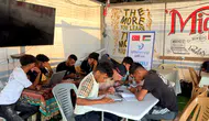 Gazze’de öğrenciler yıkılan okulun yerine çadırda sınava giriyor