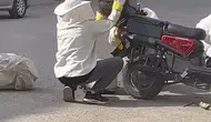 Bursa'da motosikleti ele geçiren arı sürüsü şaşırttı
