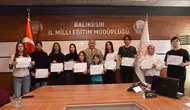 Balıkesir'de Türkçeyi en iyi kullanan öğrenciler ödüllerini aldı