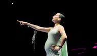 Melike Şahin'den karnı burnunda performans