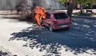 Burhaniye'de seyir halindeki araç aniden alev aldı
