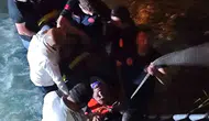 Van Edremit'te kontrolden çıkan kamyonet dereye yuvarlandı