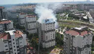 Küçükçekmece'de bir binanın çatısı alevlere teslim oldu