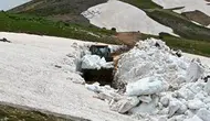 Bitlis yaylalarında yaz ortası kar mesaisi
