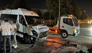 Bursa Yıldırım’da servis minibüsü refüje daldı