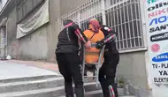 Samsun'da polis ekipleri yolda kalan yaşlı kadını evine taşıdı