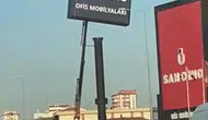 Kayseri'de reklam tabelasına çıkan işçilerin tehlikeli mesaisi kameraya yansıdı