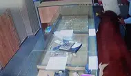 Siverek’te kuyumcuya giren dana müşteriyi sürükledi