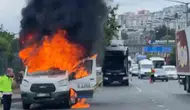 Trabzon’da seyir halindeki dolmuş aniden alev aldı
