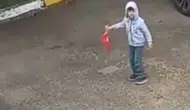Bolulu küçük Miraç sokaktaki Türk bayrağını yerden kaldırdı