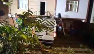 Çekmeköy'de yokuş aşağı freni boşalan servis bahçeye daldı