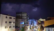Kars semalarında geceyi aydınlatan şimşekler şehri gündüze çevirdi