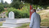 Sahabe mezarını bulmak için kütüphanesini gözden çıkardı