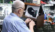 Konya’da bir usta yüz yıllık radyoları çöpten kurtarıyor