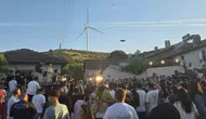 Mahmut Orhan dünya sahnelerini bırakıp köy meydanına indi