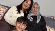 Yazar Dilek Cesur annesini son yolculuğuna uğurladı
