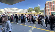 Bolu’da üniversite adayları sınavda aileleri dışarıda dua ediyor
