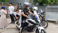 YKS günü sınav yerini karıştıran gençleri polis motosikletle yetiştirdi