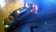 Adana'da döviz bürosuna cip ile daldılar