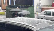 Ardahan’da aniden bastıran dolu sokakları beyaza boyadı