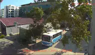 Osmaniye'de durakta bekleyen otobüsün üzerine ağaç devrildi
