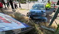 Aksaray'da kontrolden çıkan otomobil tabelaya daldı